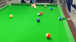 打台球